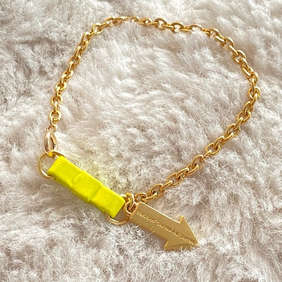 Marc By MARC JACOBS Gold Tone Yellow Bow Tie Arrow Bracelet NWOT - Picture 2 of 10